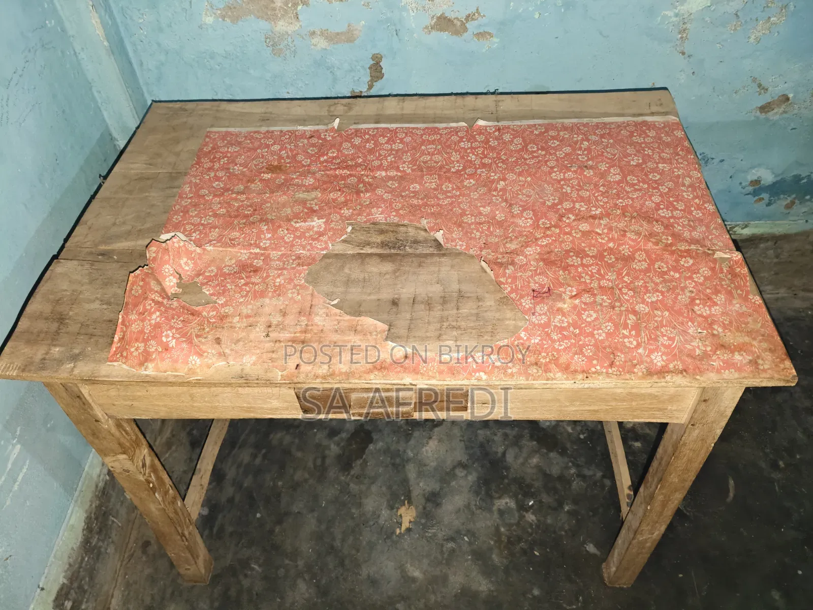 ৪টি সিঙ্গেল বেড এবং ৫টি টেবিল বিক্রি হবে