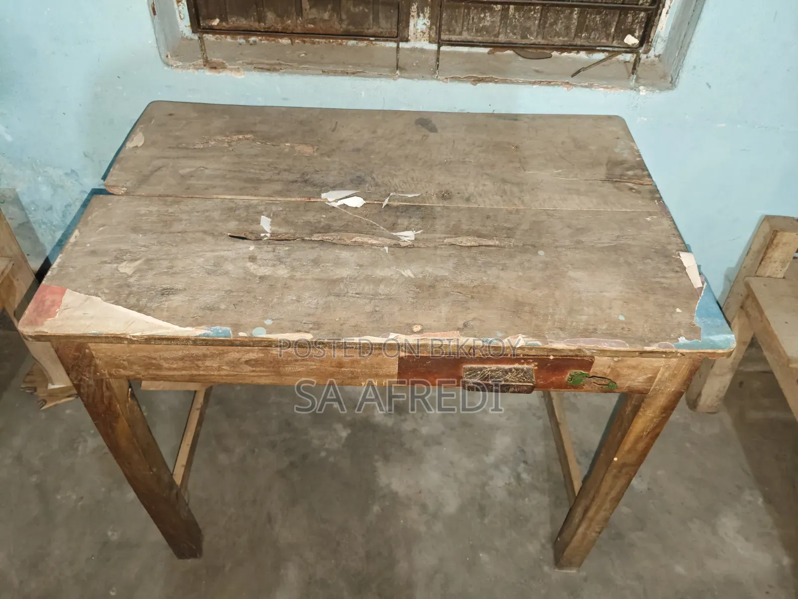 ৪টি সিঙ্গেল বেড এবং ৫টি টেবিল বিক্রি হবে