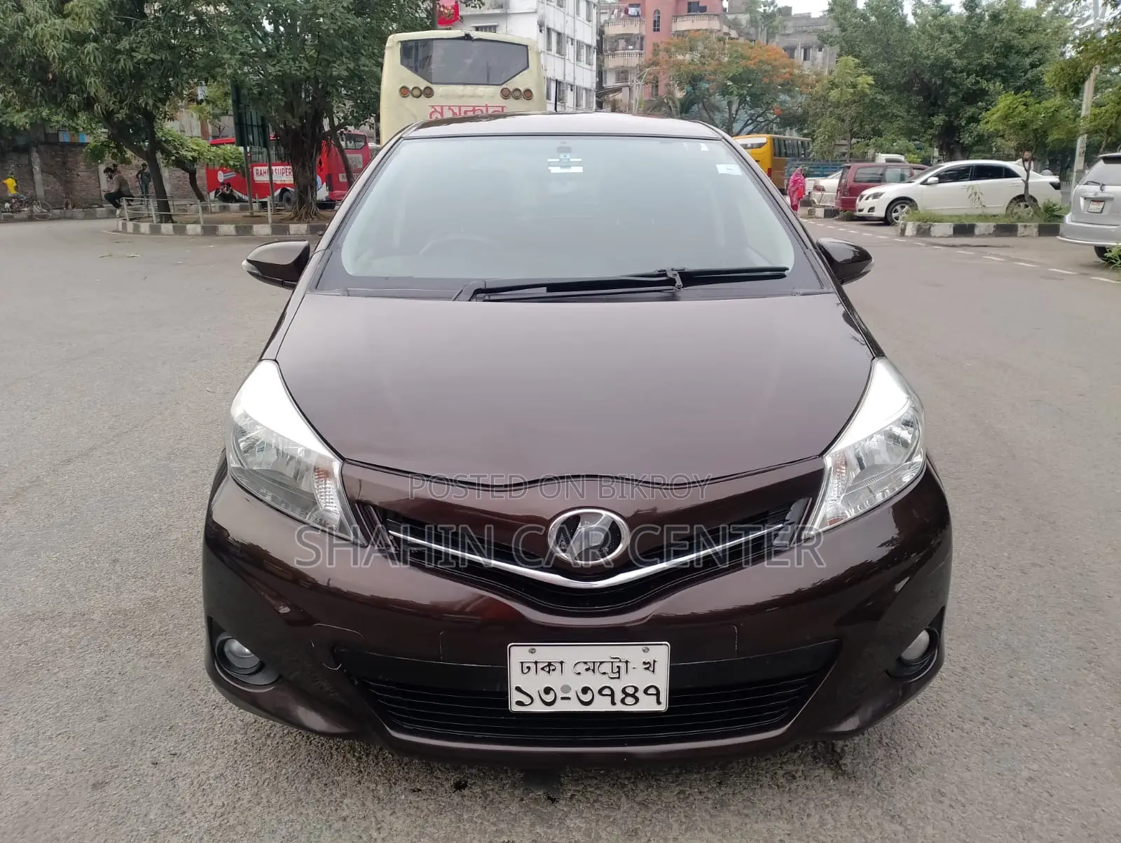 Toyota Vitz 1.3 AWD 5-door 2012 Brown