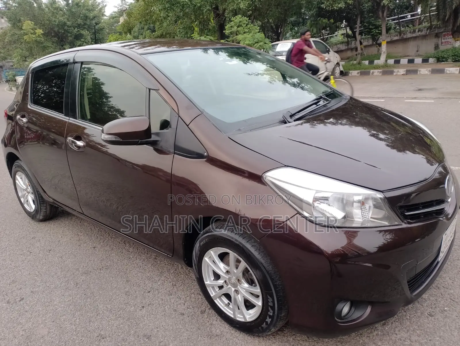 Toyota Vitz 1.3 AWD 5-door 2012 Brown