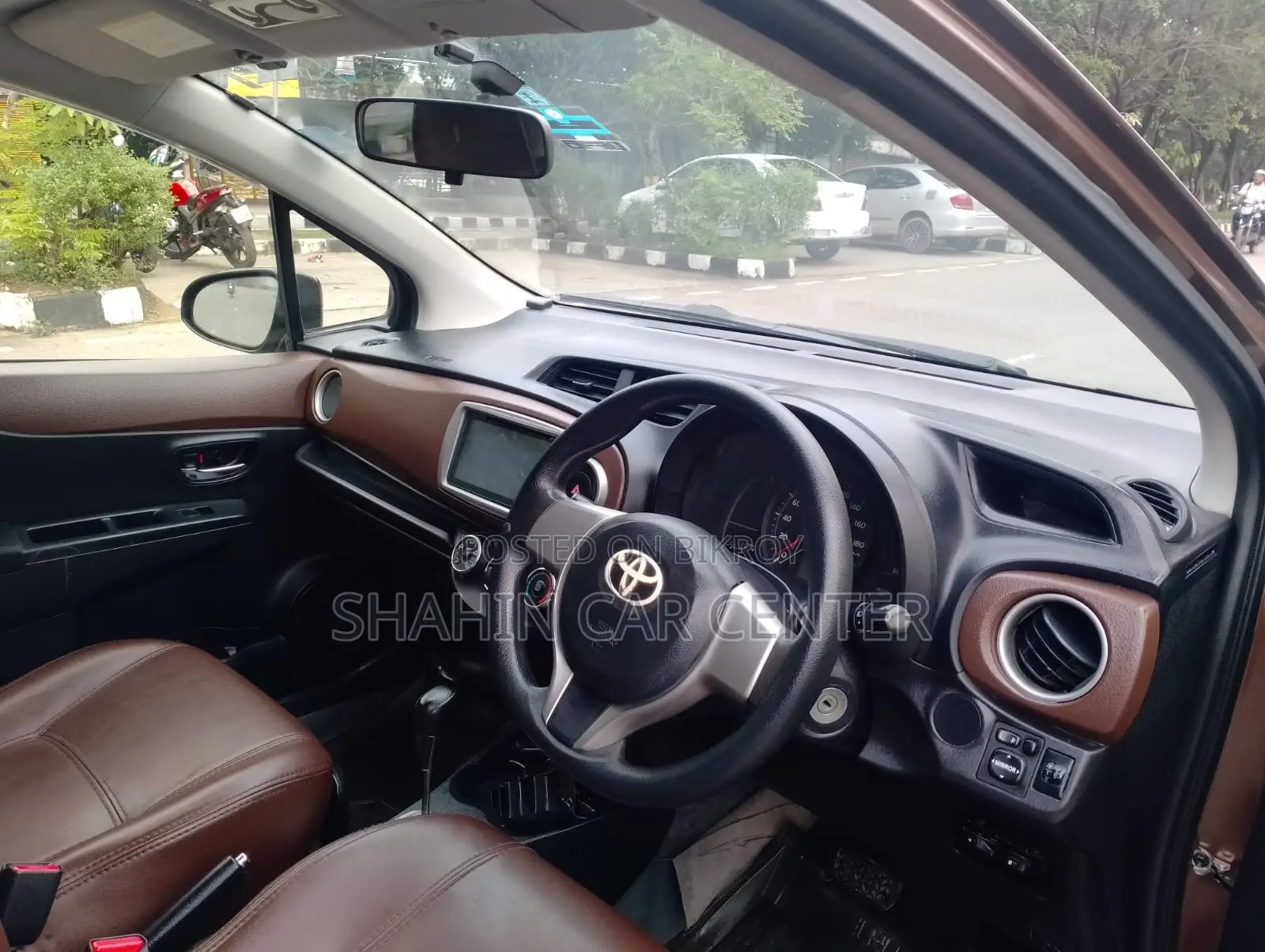 Toyota Vitz 1.3 AWD 5-door 2012 Brown