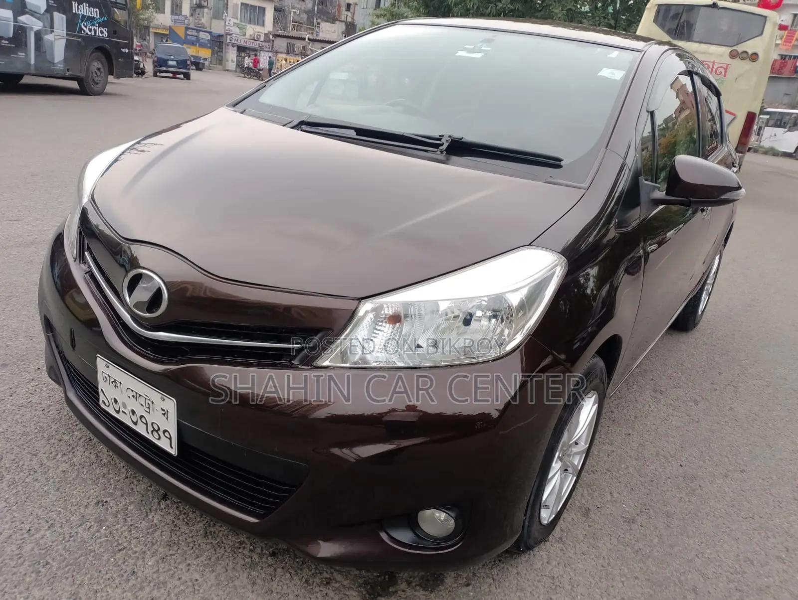 Toyota Vitz 1.3 AWD 5-door 2012 Brown
