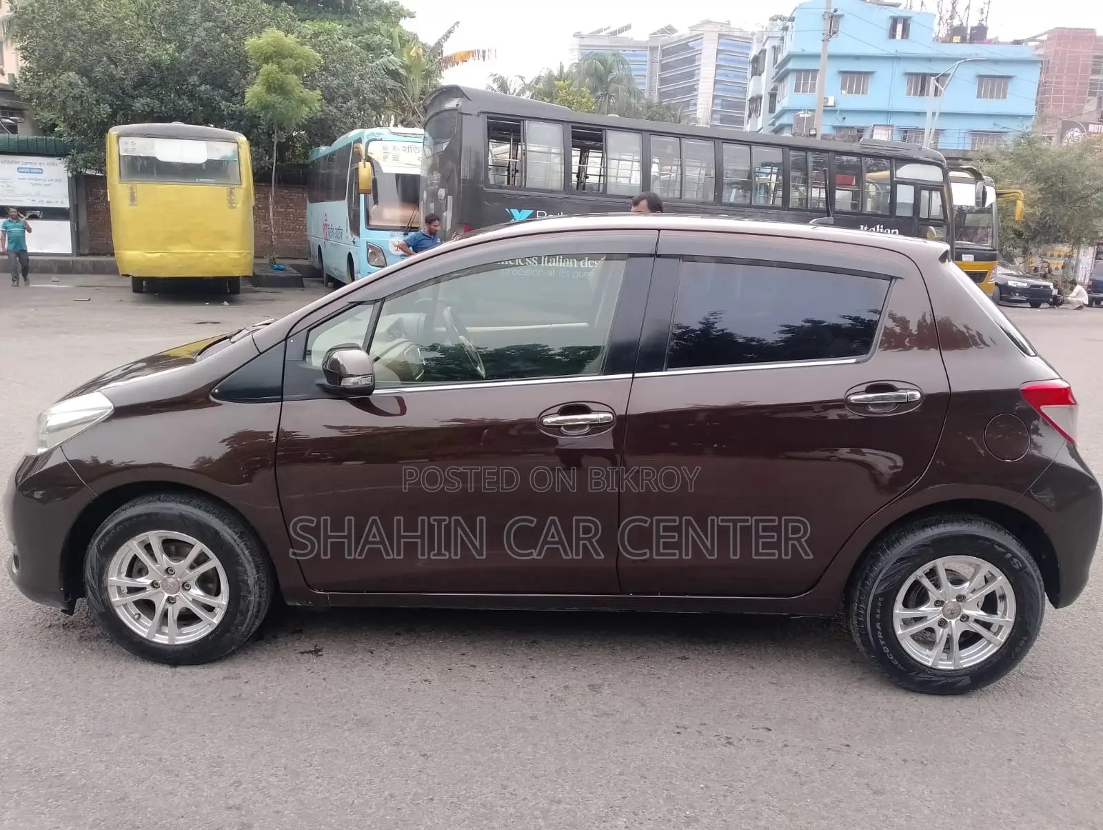 Toyota Vitz 1.3 AWD 5-door 2012 Brown