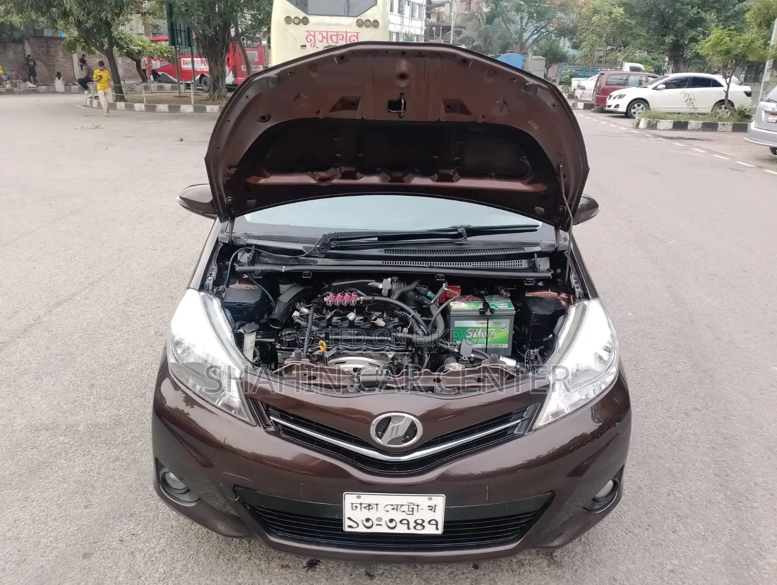Toyota Vitz 1.3 AWD 5-door 2012 Brown