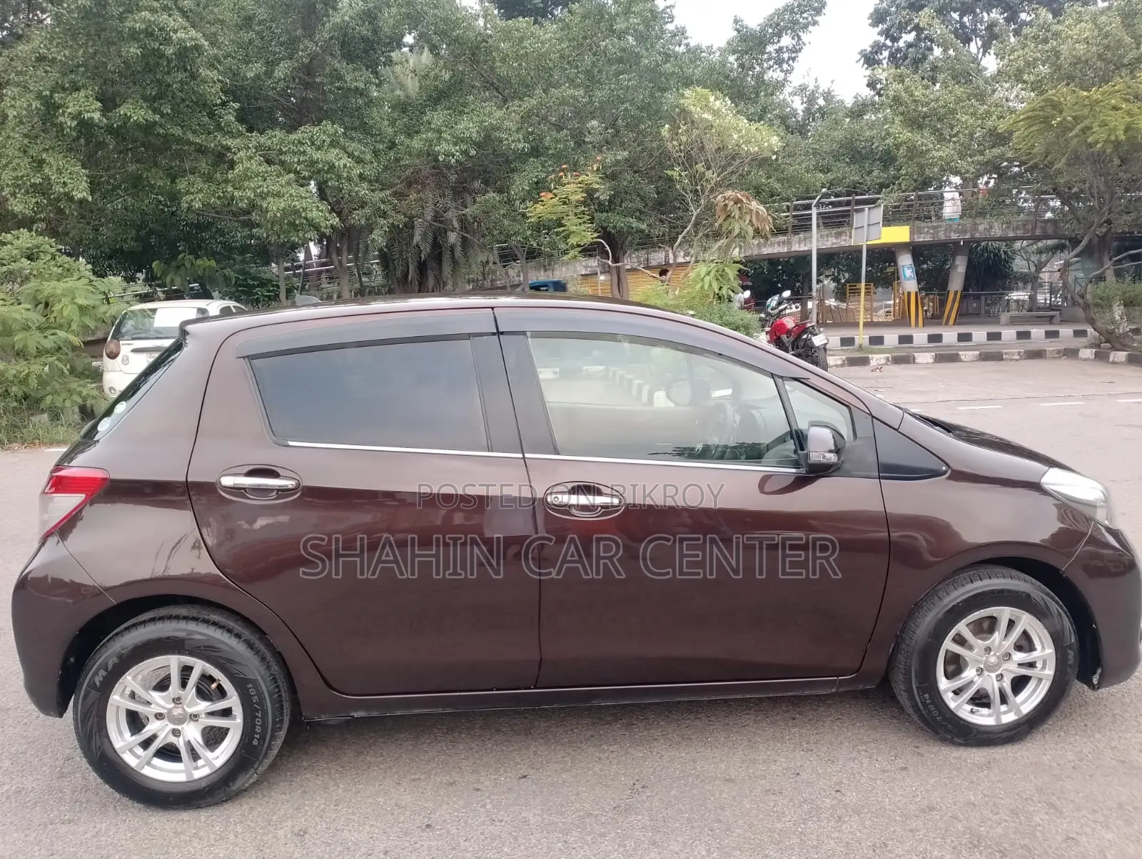 Toyota Vitz 1.3 AWD 5-door 2012 Brown