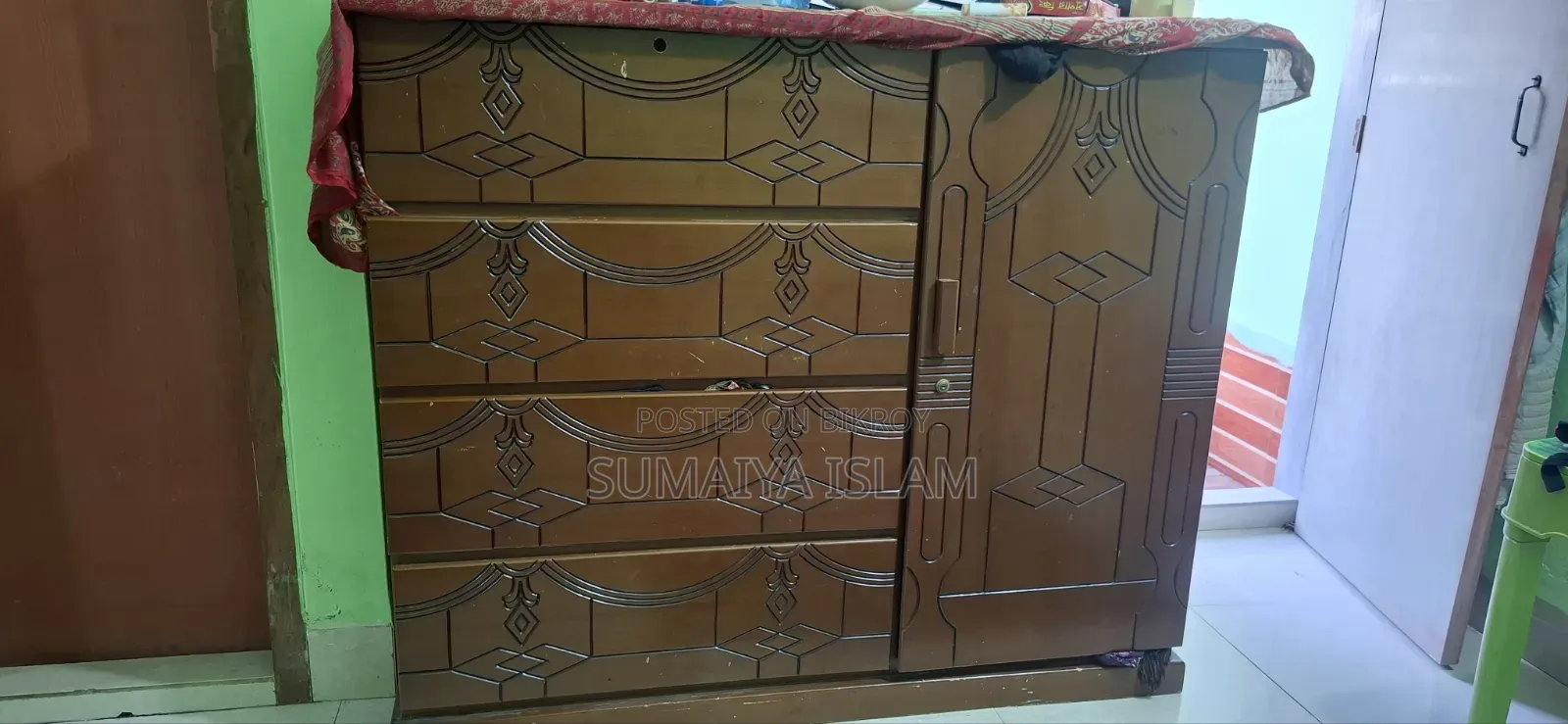 একটি খাট আর একটি ওয়ারড্রব বিক্রি করব এক বছর ব্যবহার করা হয়েছে