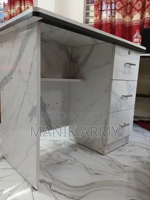 অফিস টেবিল