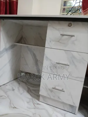অফিস টেবিল