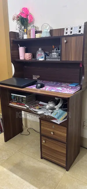 পড়ার টেবিল