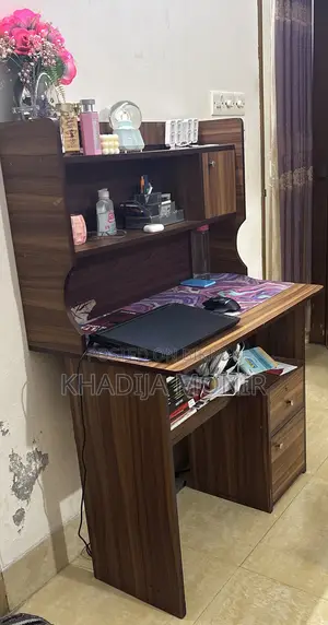পড়ার টেবিল