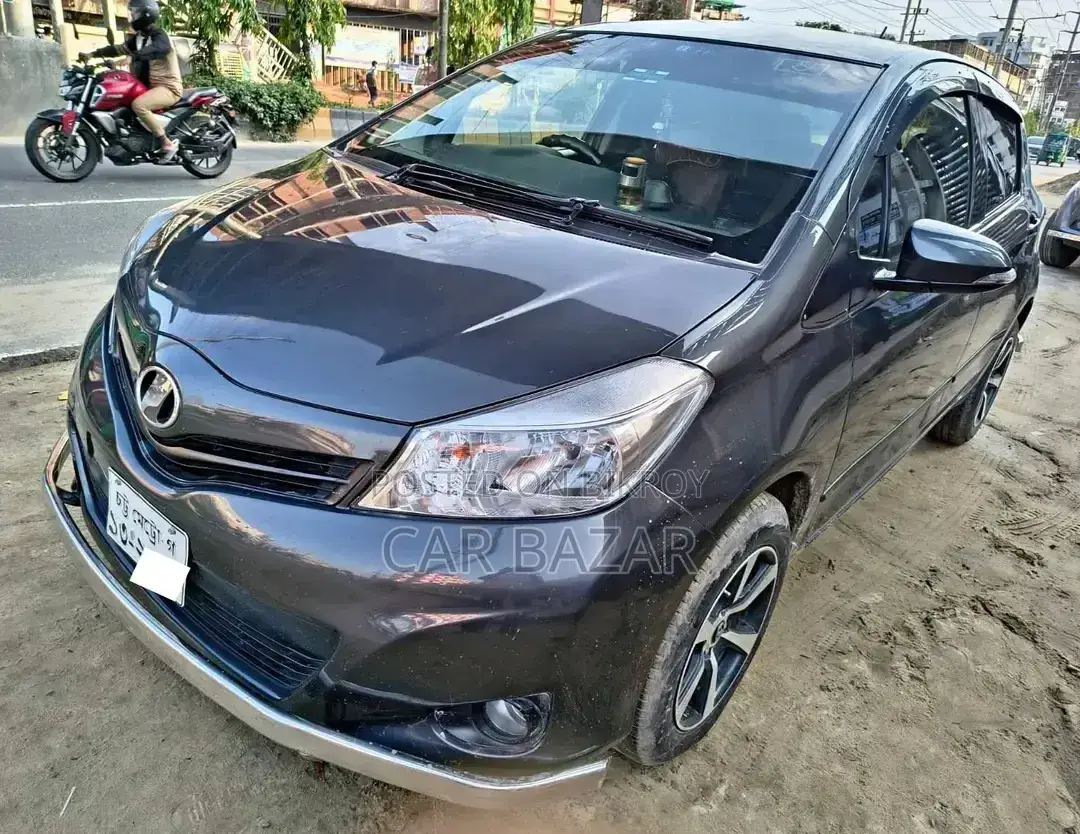 Toyota Vitz 1.3 Front Wheel Drive 3-door 2011 Gray