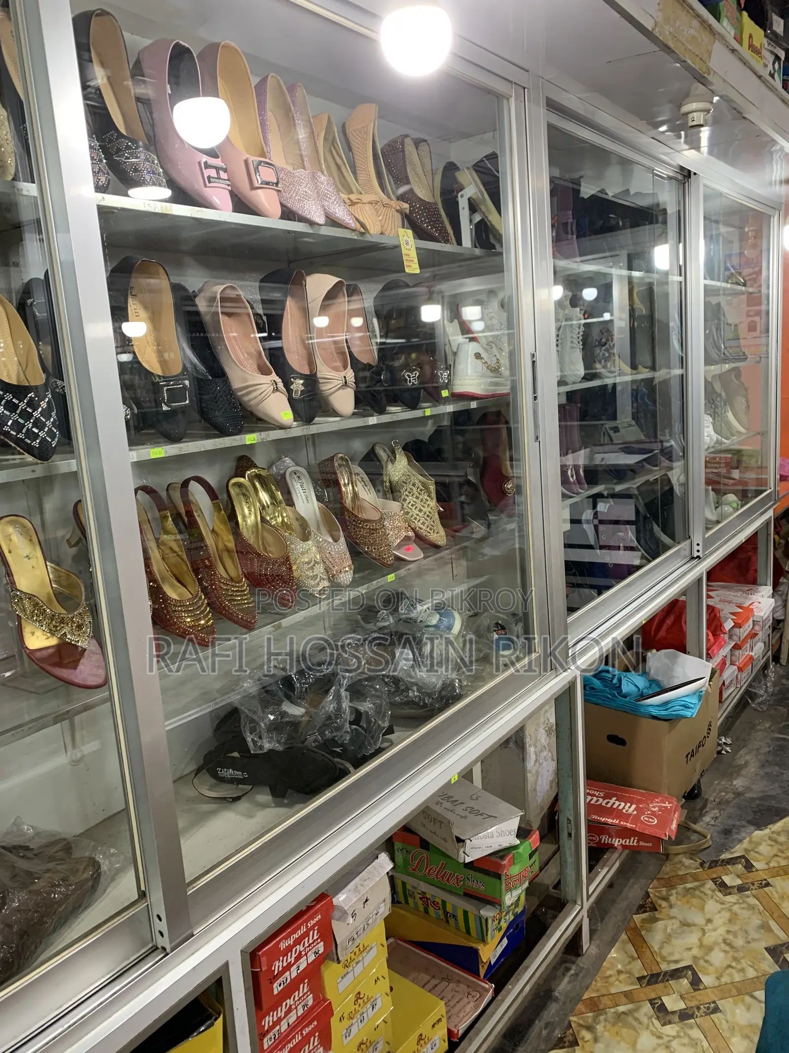 Showroom Furnitures