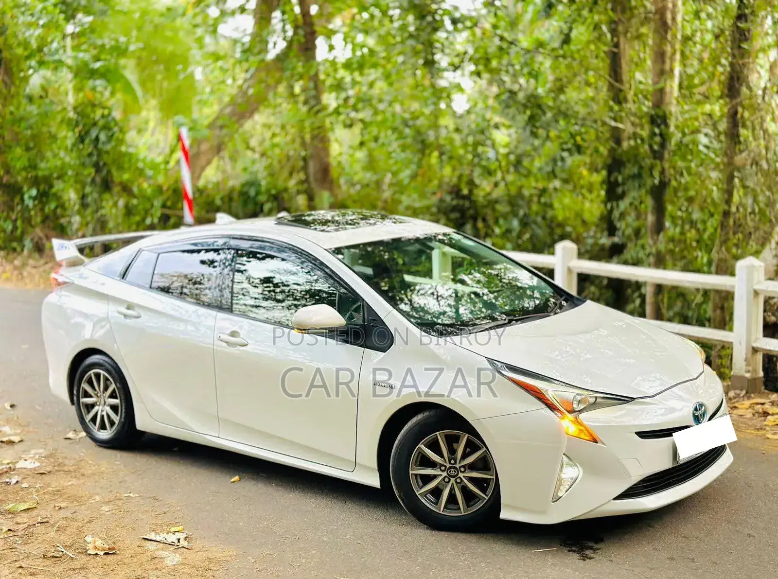 Toyota Prius 4-door Hatchback (1.8L 4-cylinder Gas/Electric Hybrid Continuously Variable Transmission) 2016