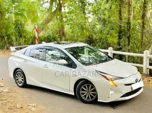 Toyota Prius 4-door Hatchback (1.8L 4-cylinder Gas/Electric Hybrid Continuously Variable Transmission) 2016