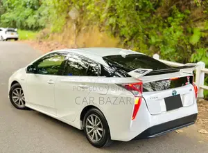 Toyota Prius 4-door Hatchback (1.8L 4-cylinder Gas/Electric Hybrid Continuously Variable Transmission) 2016