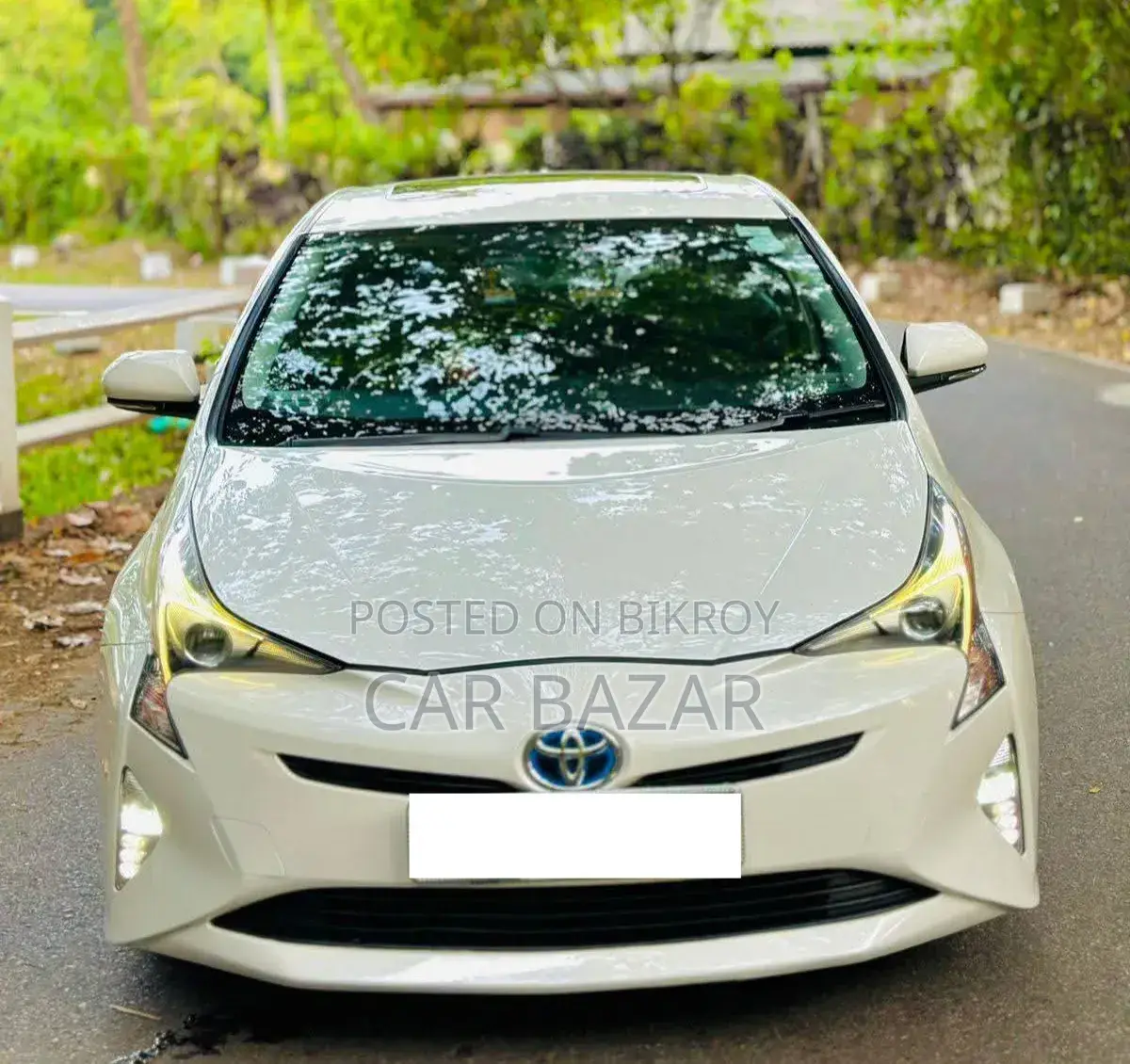 Toyota Prius 4-door Hatchback (1.8L 4-cylinder Gas/Electric Hybrid Continuously Variable Transmission) 2016