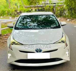 Toyota Prius 4-door Hatchback (1.8L 4-cylinder Gas/Electric Hybrid Continuously Variable Transmission) 2016