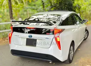 Toyota Prius 4-door Hatchback (1.8L 4-cylinder Gas/Electric Hybrid Continuously Variable Transmission) 2016