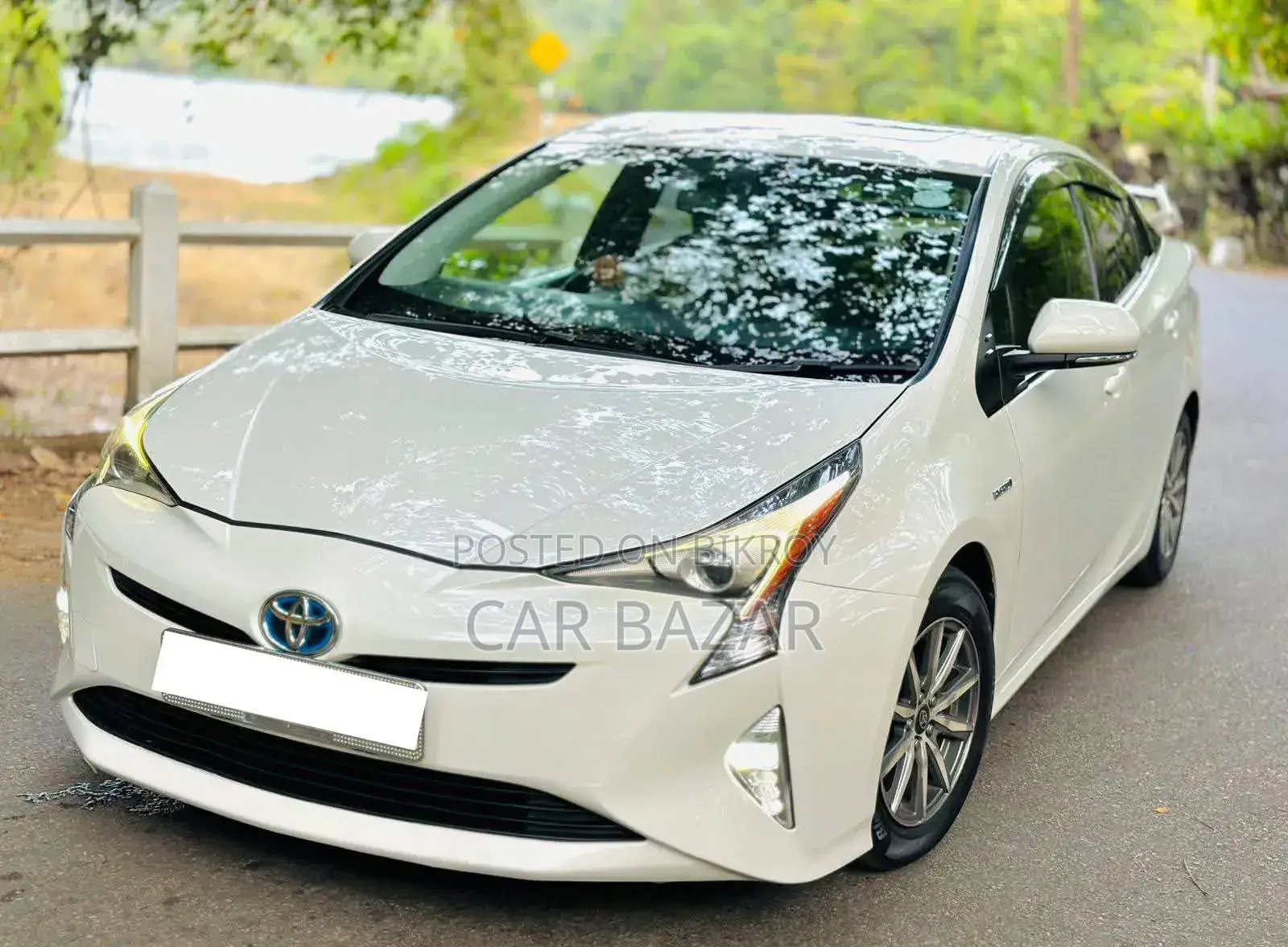 Toyota Prius 4-door Hatchback (1.8L 4-cylinder Gas/Electric Hybrid Continuously Variable Transmission) 2016