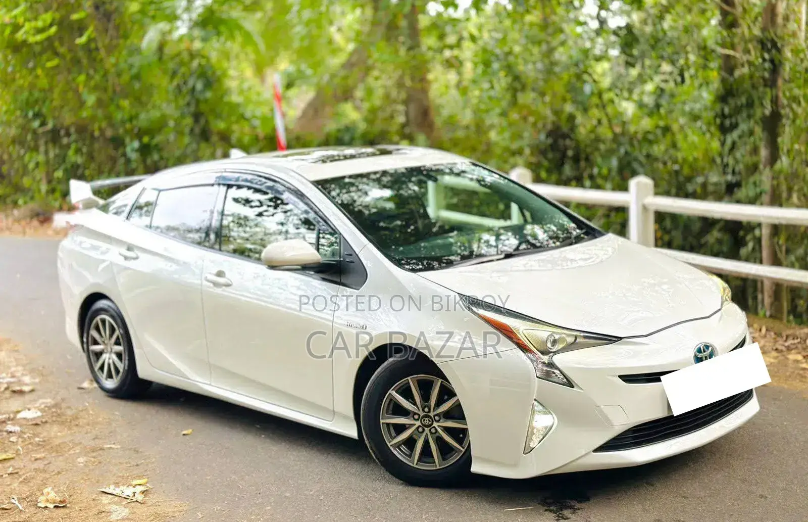 Toyota Prius 4-door Hatchback (1.8L 4-cylinder Gas/Electric Hybrid Continuously Variable Transmission) 2016