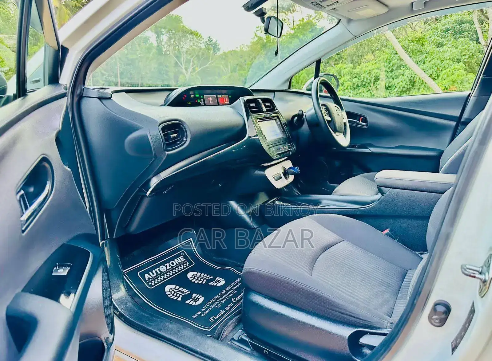 Toyota Prius 4-door Hatchback (1.8L 4-cylinder Gas/Electric Hybrid Continuously Variable Transmission) 2016