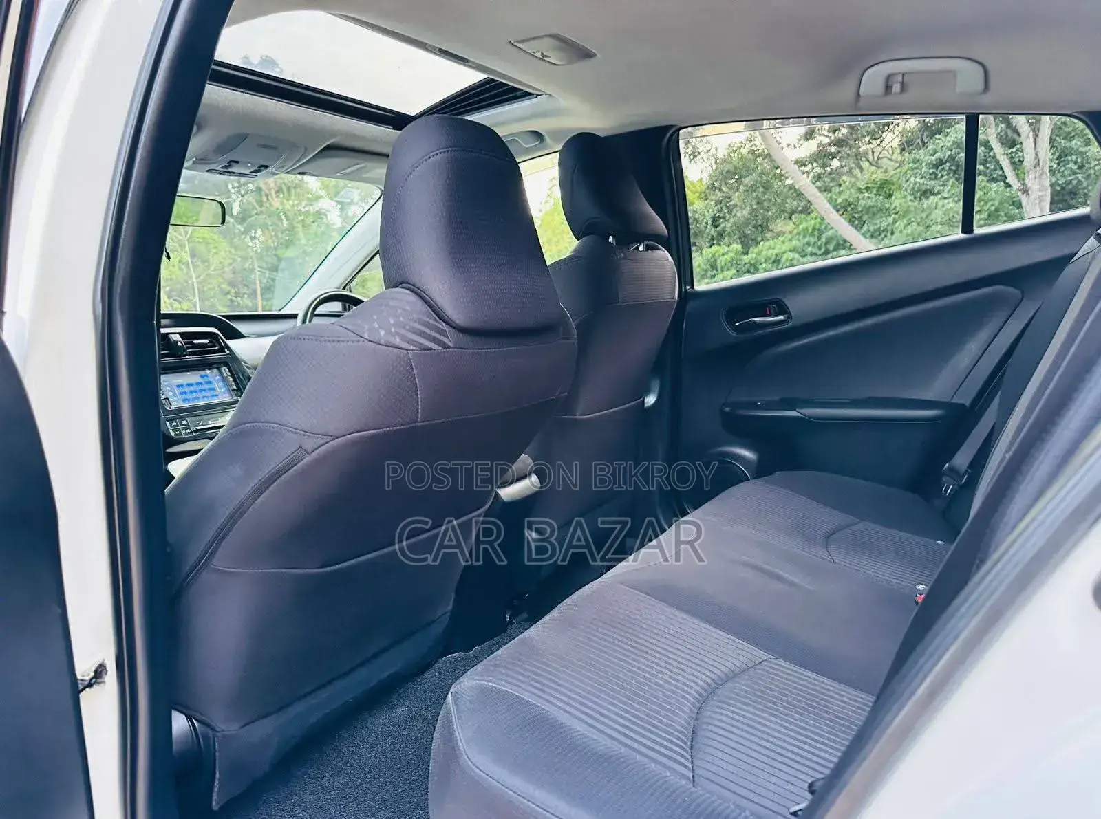 Toyota Prius 4-door Hatchback (1.8L 4-cylinder Gas/Electric Hybrid Continuously Variable Transmission) 2016