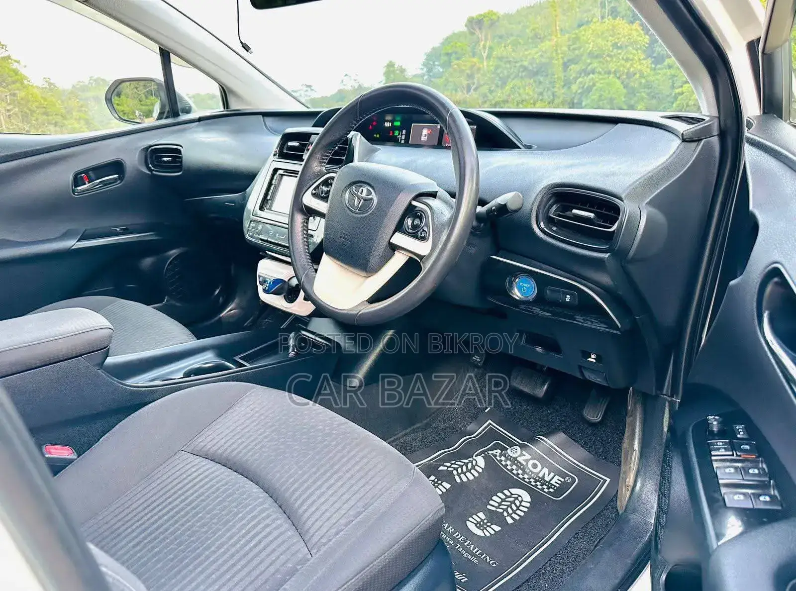 Toyota Prius 4-door Hatchback (1.8L 4-cylinder Gas/Electric Hybrid Continuously Variable Transmission) 2016