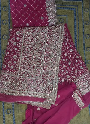 শাড়ি, ব্লাউজ, পেটিকোট, ওড়না বক্স এবং হিল সহ।
