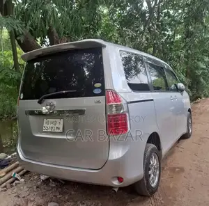 টয়োটা নোয়া ২.০ ১৪৩ হর্সপাওয়ার ফ্রন্ট হুইল ড্রাইভ (৮ সিটার) ২০০৭ সিলভার