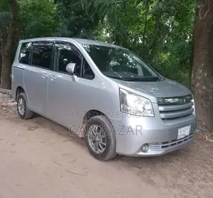 টয়োটা নোয়া ২.০ ১৪৩ হর্সপাওয়ার ফ্রন্ট হুইল ড্রাইভ (৮ সিটার) ২০০৭ সিলভার