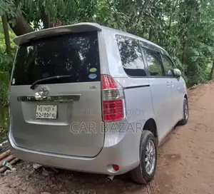 টয়োটা নোয়া ২.০ ১৪৩ হর্সপাওয়ার ফ্রন্ট হুইল ড্রাইভ (৮ সিটার) ২০০৭ সিলভার