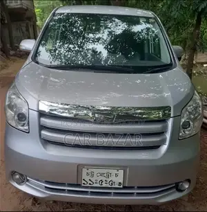টয়োটা নোয়া ২.০ ১৪৩ হর্সপাওয়ার ফ্রন্ট হুইল ড্রাইভ (৮ সিটার) ২০০৭ সিলভার