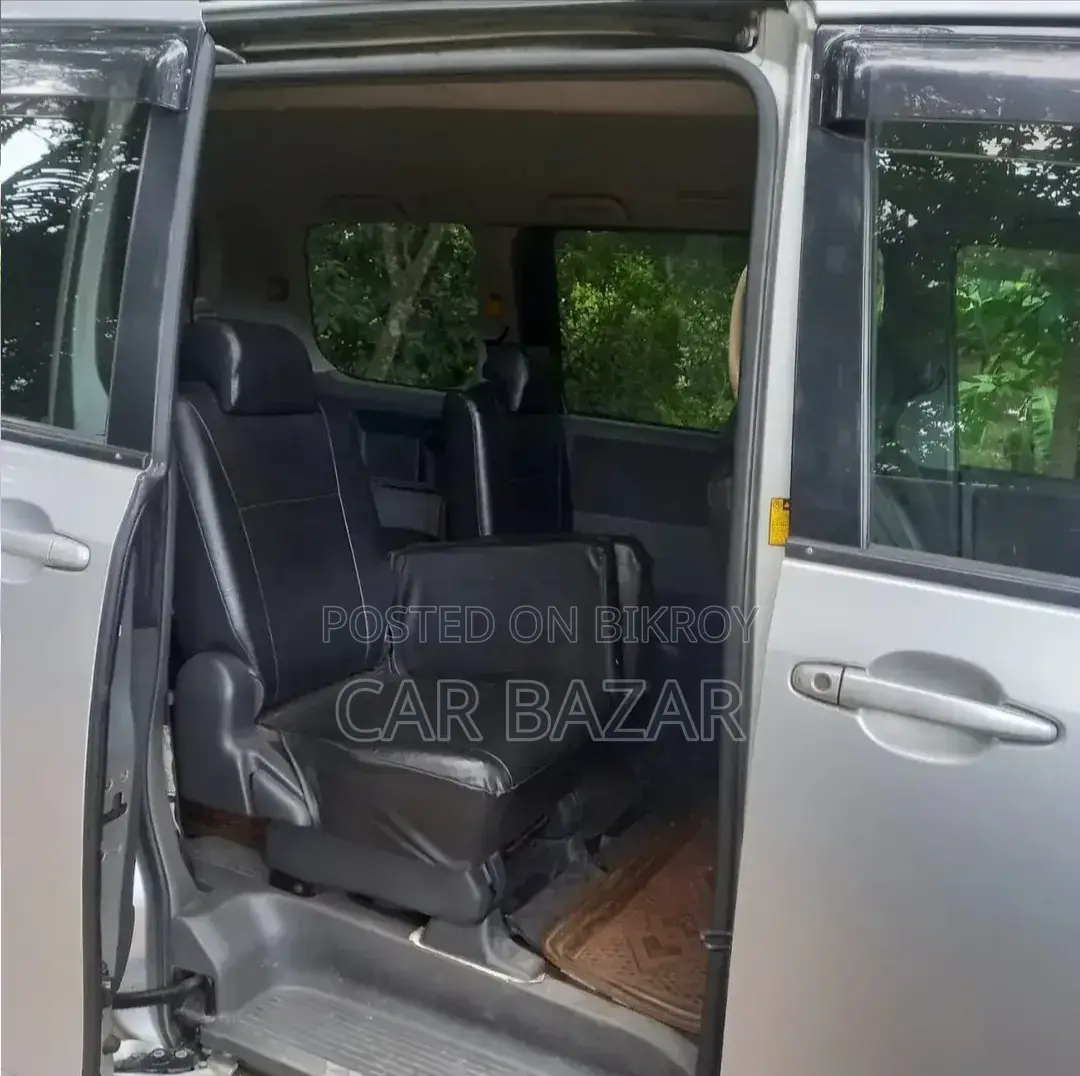 টয়োটা নোয়া ২.০ ১৪৩ হর্সপাওয়ার ফ্রন্ট হুইল ড্রাইভ (৮ সিটার) ২০০৭ সিলভার