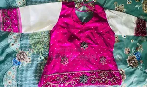 সুন্দর উজ্জ্বল গোলাপি লেহেঙ্গা