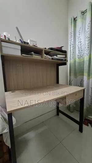 পড়ার টেবিল