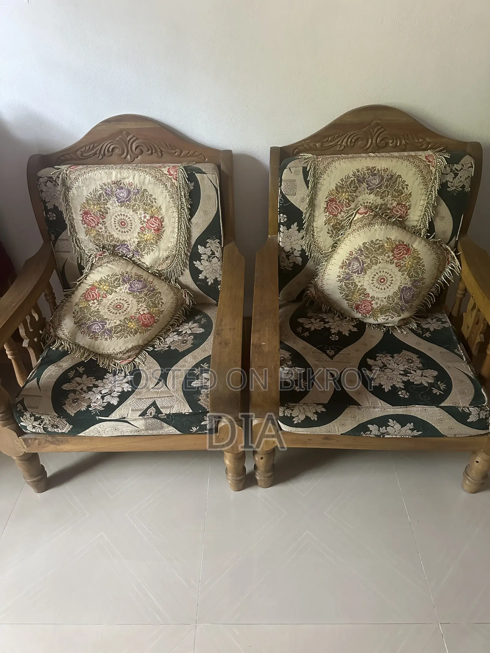 Old Sofa Set With Tea Table and 2 Side Table