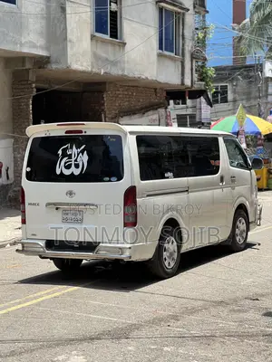 Toyota HiAce 2016