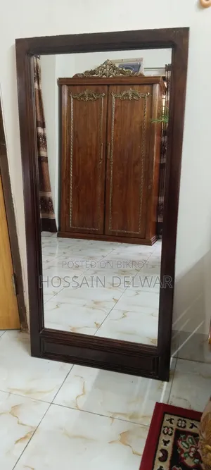 সুন্দর কাঠের ফ্রেমের আয়না বিক্রয় হবে।