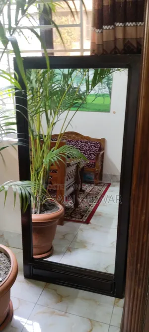 সুন্দর কাঠের ফ্রেমের আয়না বিক্রয় হবে।