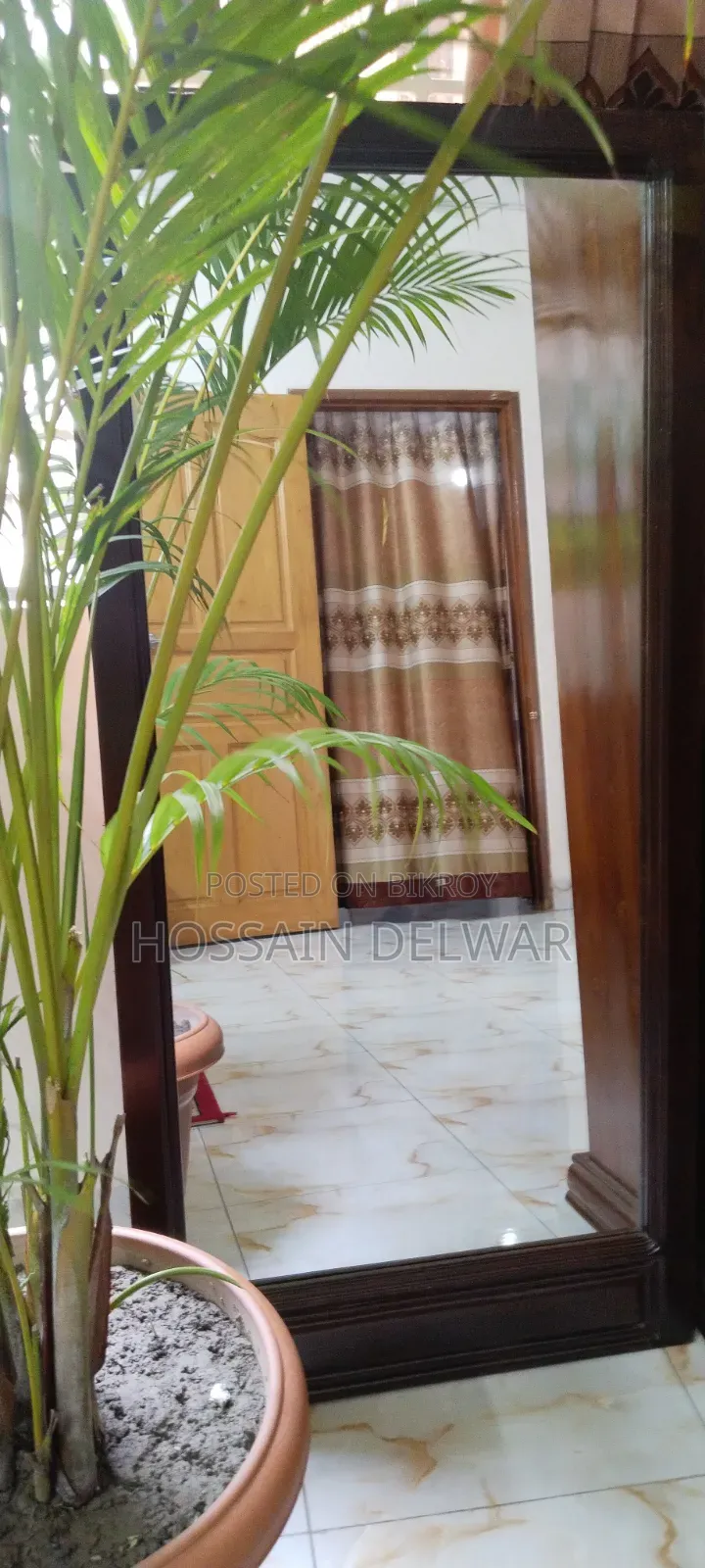 সুন্দর কাঠের ফ্রেমের আয়না বিক্রয় হবে।
