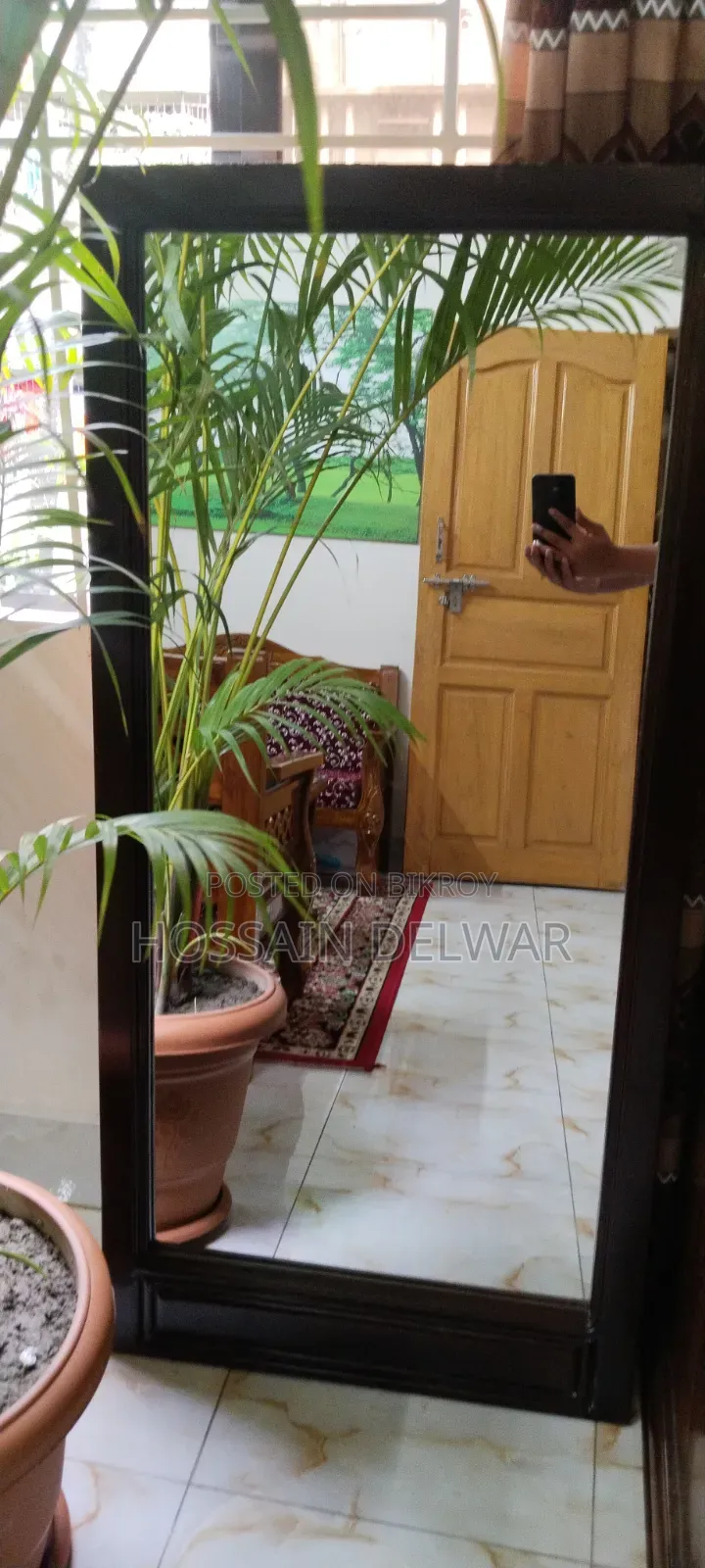 সুন্দর কাঠের ফ্রেমের আয়না বিক্রয় হবে।