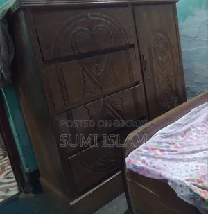 কাঠের ওয়ারড্রোব