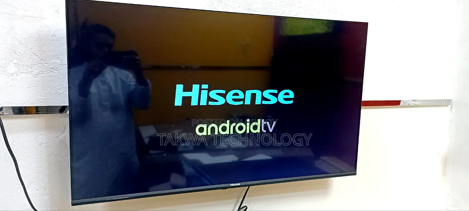Hisense 43" Inch Frameless Voice Control LED TV Like New Used 1 Yr