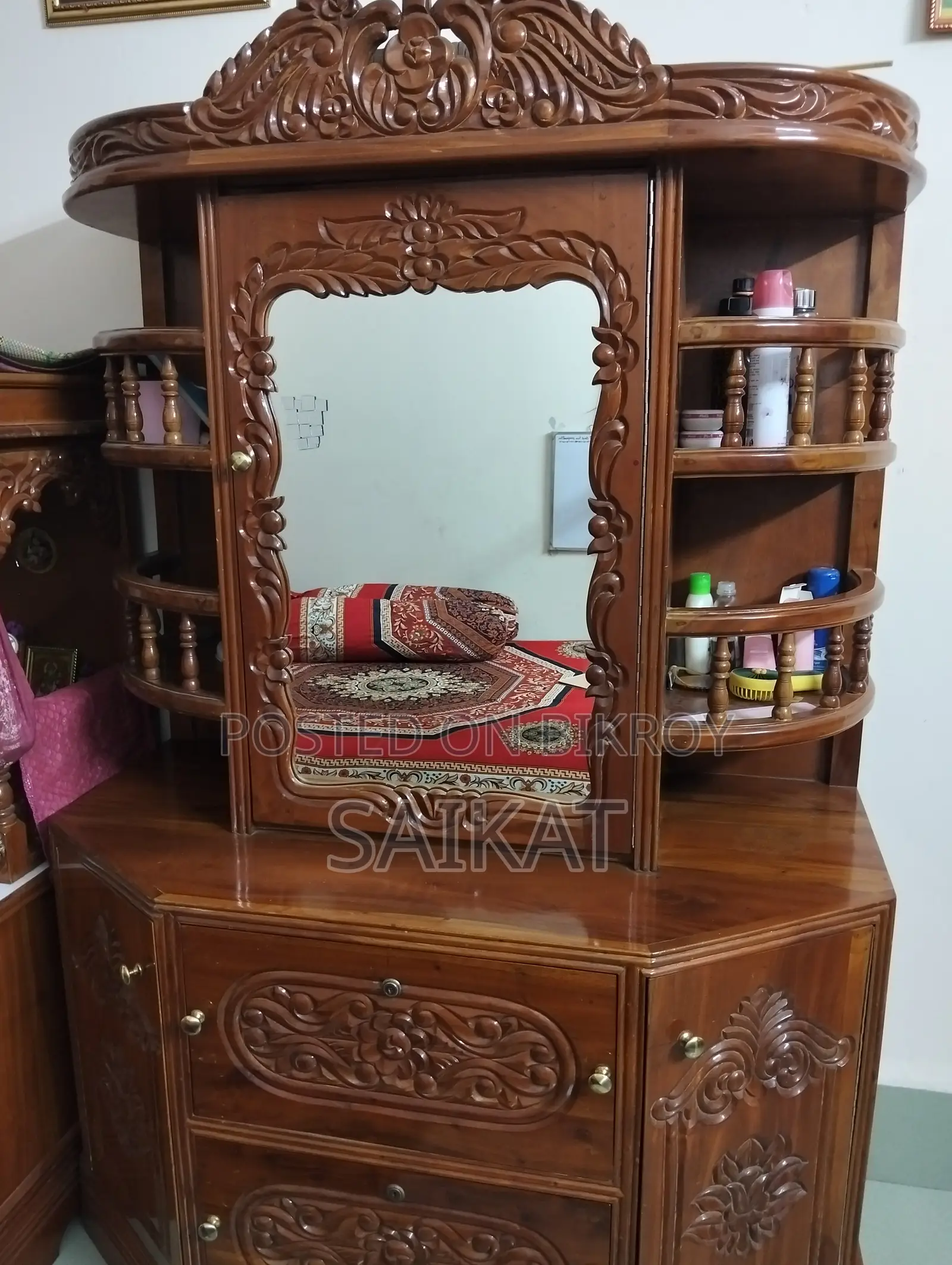 Showcase and Dressing Table