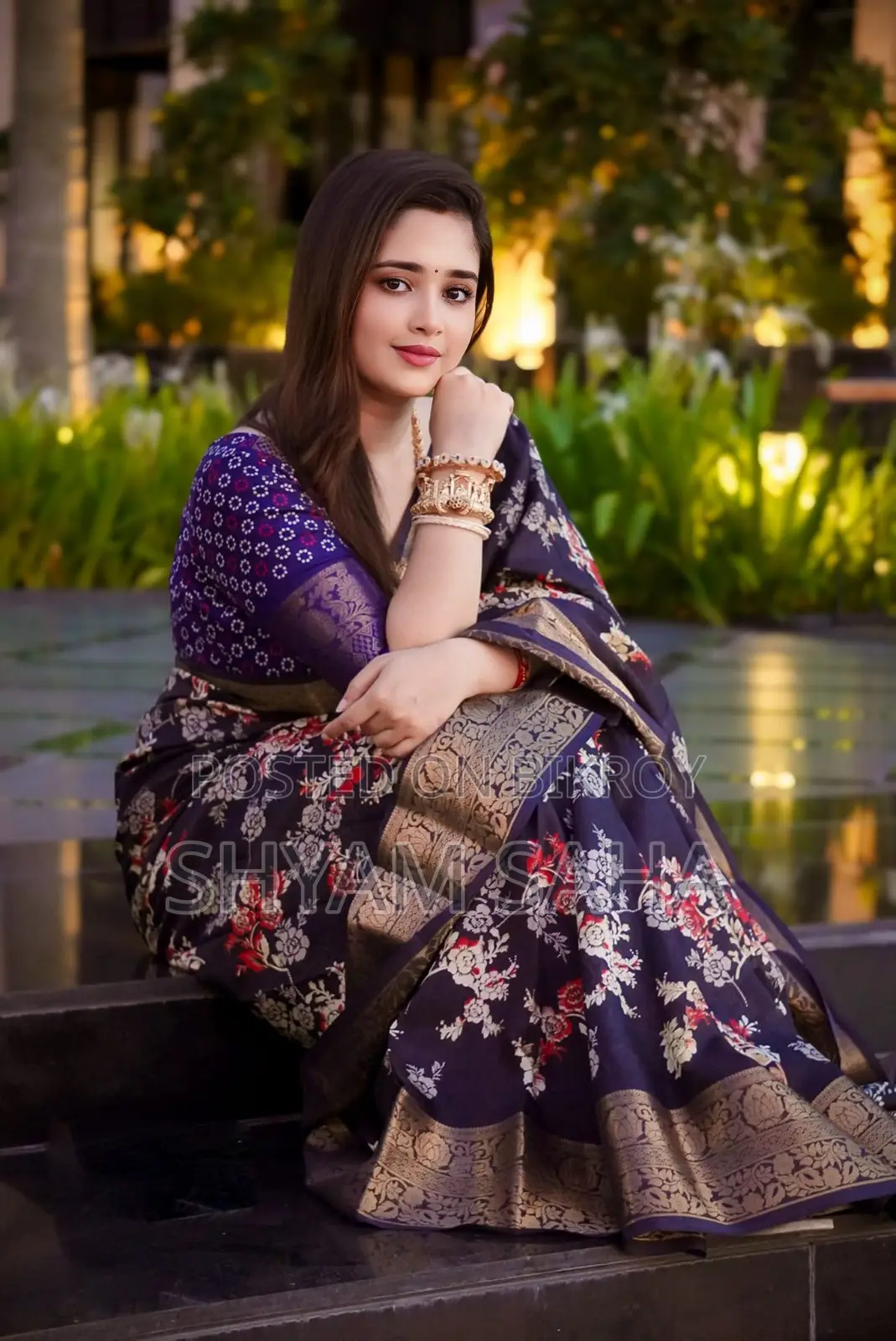 Premium Dhupiyan Silk Saree With Contrasting Blouse Piece