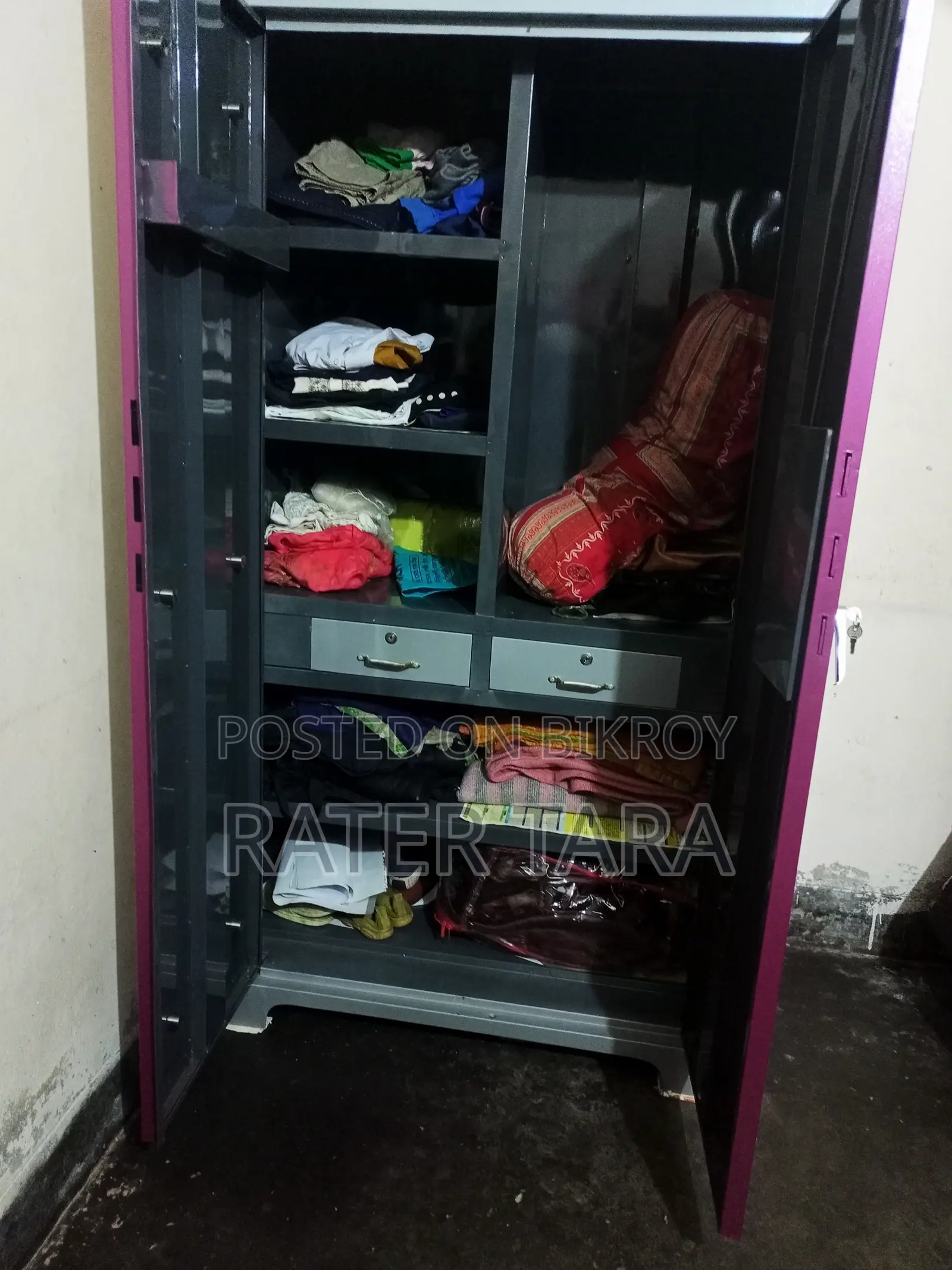 স্টিলের আলমারি