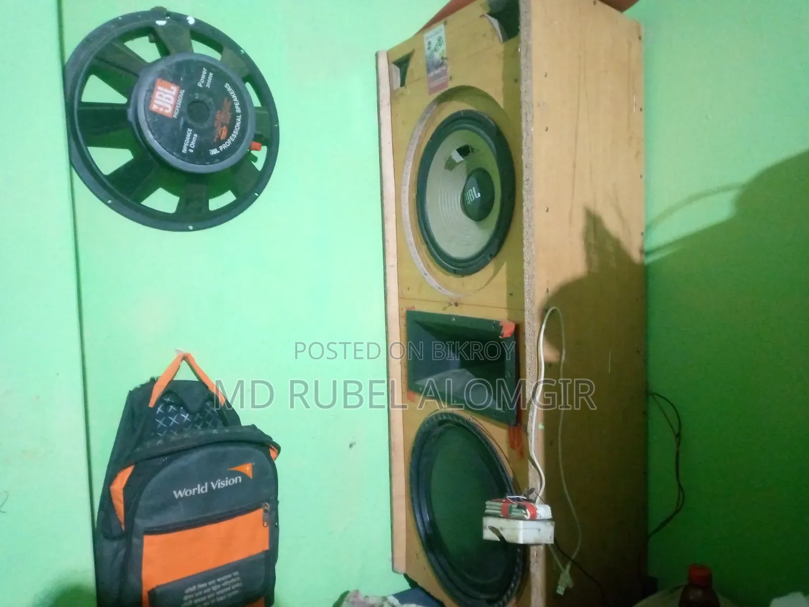 দুটি স্পিকার একটি ১৬ একটি ১২