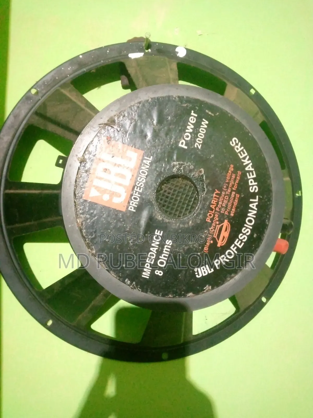 দুটি স্পিকার একটি ১৬ একটি ১২