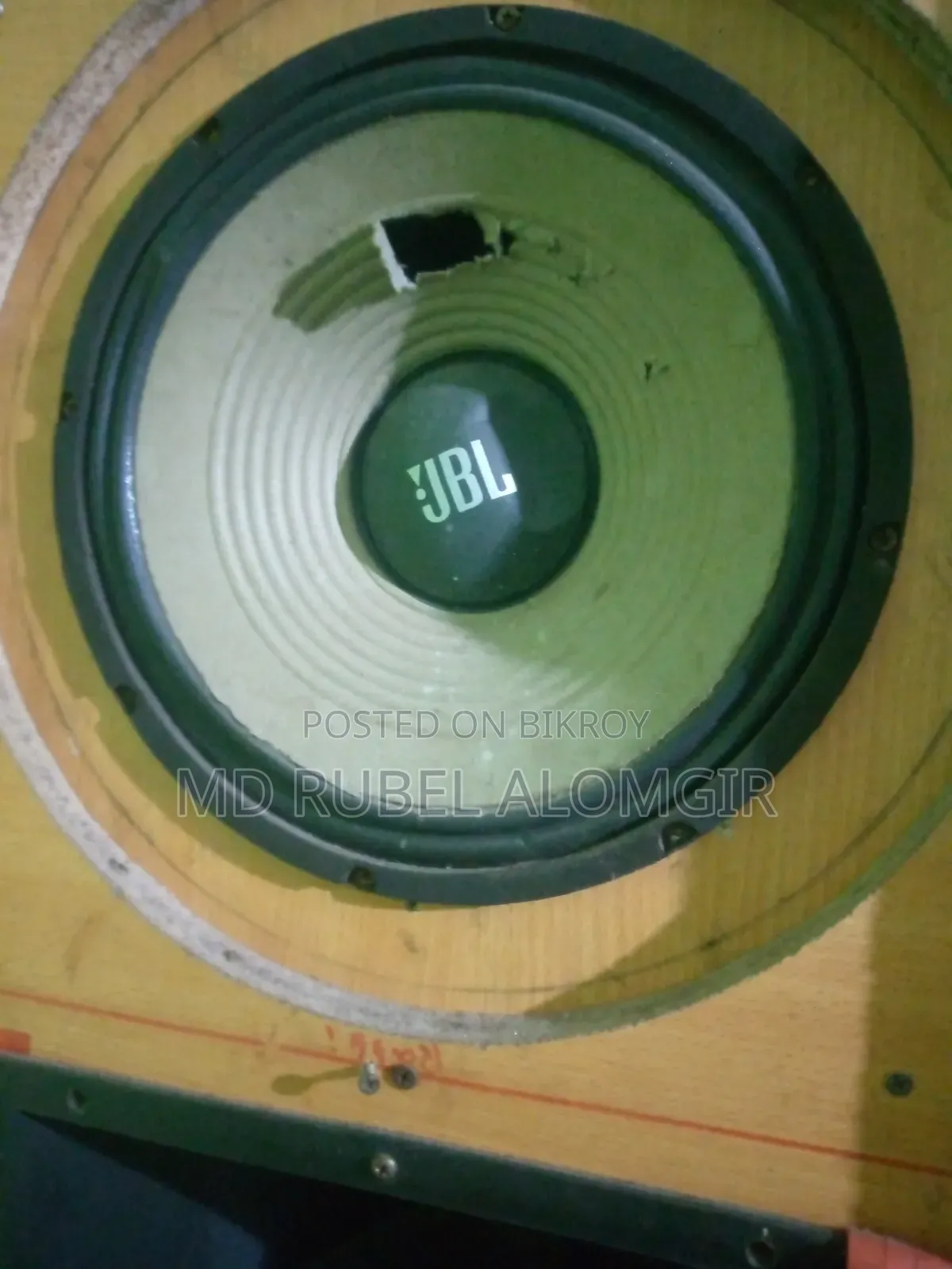 দুটি স্পিকার একটি ১৬ একটি ১২
