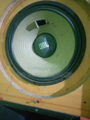দুটি স্পিকার একটি ১৬ একটি ১২